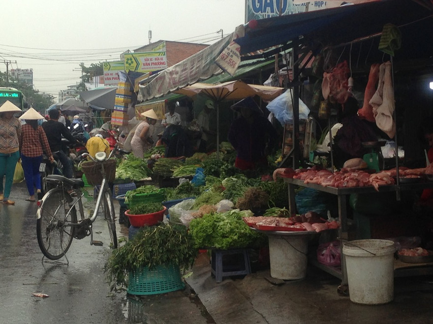 Lo bão, nhiều tiểu thương TPHCM không dám bán hàng vị sợ ế