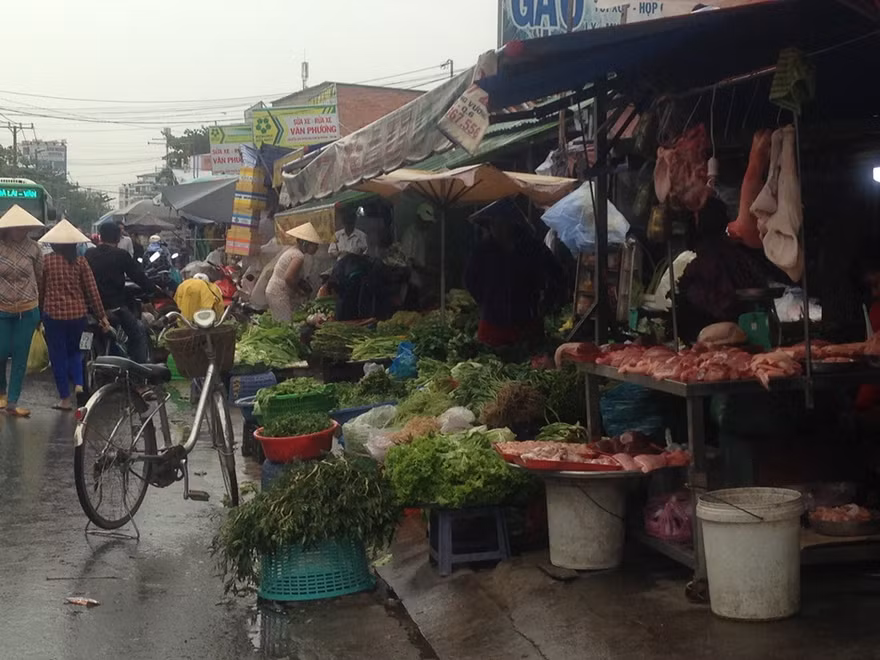 Lo bão, nhiều tiểu thương TPHCM không dám bán hàng vị sợ ế