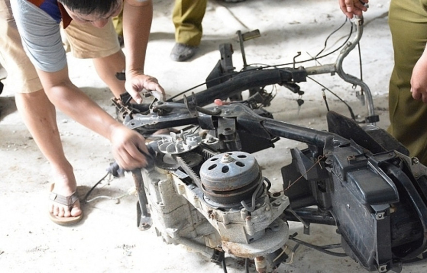 Xe máy cũ nát được cơ quan chức năng phát hiện trong kho hàng lậu 