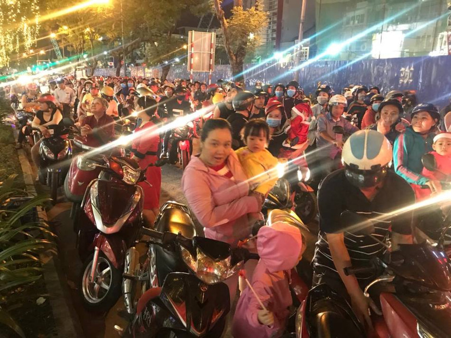 Nhiều phụ huynh đưa con dừng ngay bên đường chụp hình làm giao thông càng thêm hỗn loạn