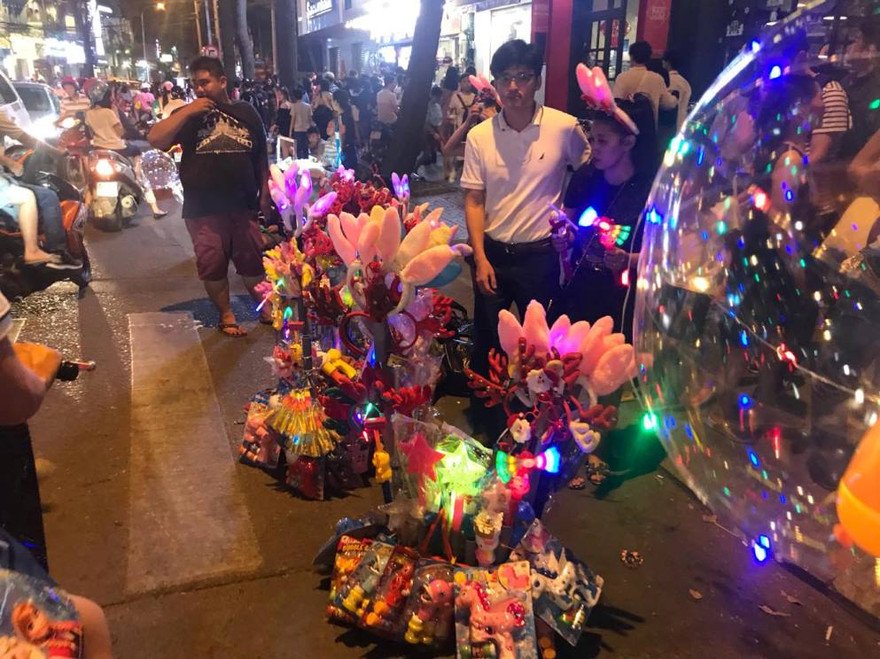 Hàng rong "xuống phố" trong buổi chiều tối ngày 24/12