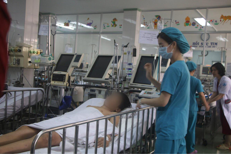 Khối u to bằng quả dừa trong ngực bé trai 12 tuổi