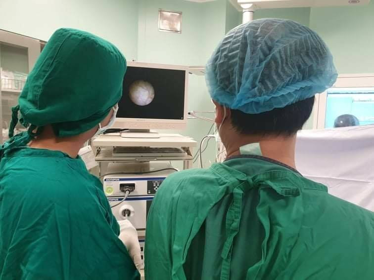 BS đang xử lý dị vật trong vùng kín của bệnh nhi 