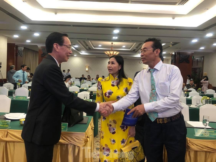 Phó chủ tịch Thường trực UBND TPHCM Lê Thanh Liêm (trái) trò chuyện cùng kiều bào