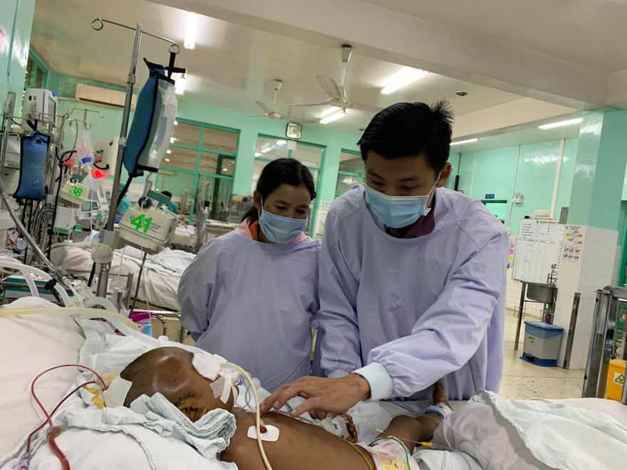 Bé trai bị kéo đâm vẫn đang được điều trị tích cực