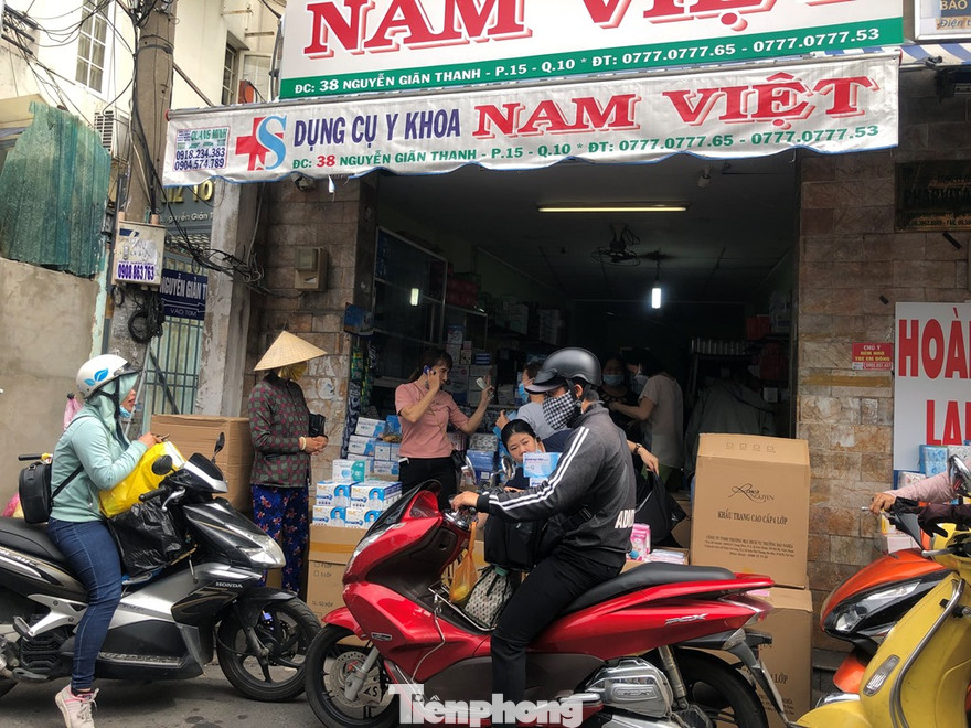 Sợ COVID-19 quay lại, người dân TP HCM đổ xô mua khẩu trang