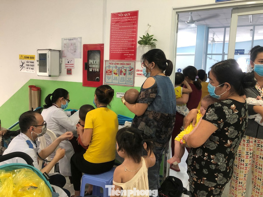 Những ngày gần đây, trẻ mắc bệnh hô hấp nhập viện tăng đột biến