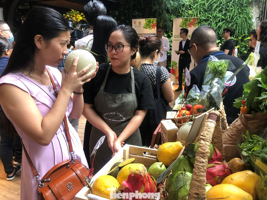 Chợ rau củ quả hữu cơ tuy giá khá "chát" nhưng luôn đắt khách