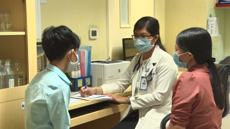 BS tư vấn cho bé T (ảnh: BVCC)