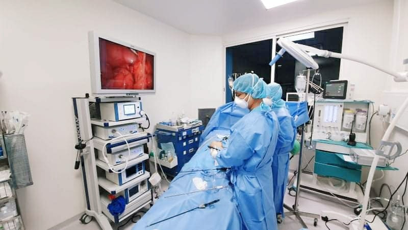 Bác sĩ Bệnh viện Nhi đồng Thành phố phẫu thuật nội soi cho bệnh nhi (ảnh: BVCC)