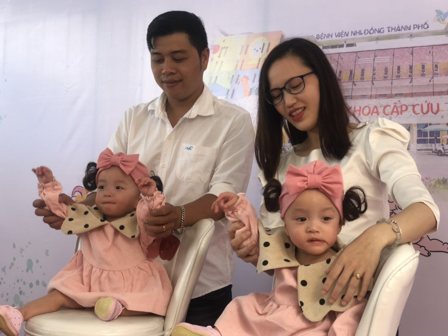 Ba mẹ song Nhi hạnh phúc trong ngày đón hai con xuất viện