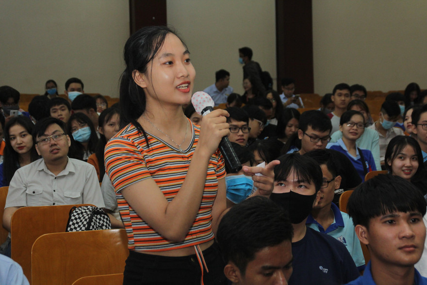 Tân thủ khoa chia sẻ cuộc sống xa nhà nhiều khó khăn