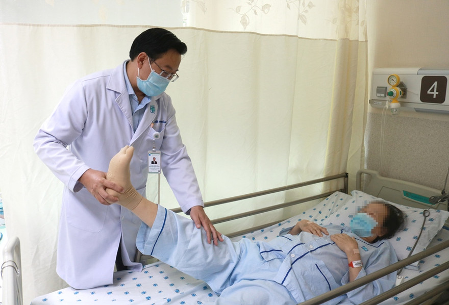 BS tập vật liệu trị liệu cho người thị thoái hóa cột sống