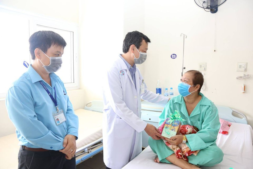 Giám đốc BV Chợ Rẫy tặng quà cho nữ bệnh nhân
