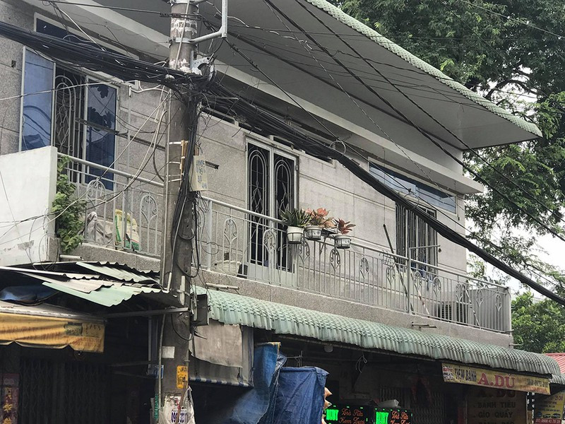 Căn nhà bị cháy ở Hóc Môn khiến ba cha con phỏng nặng (ảnh: PLO)