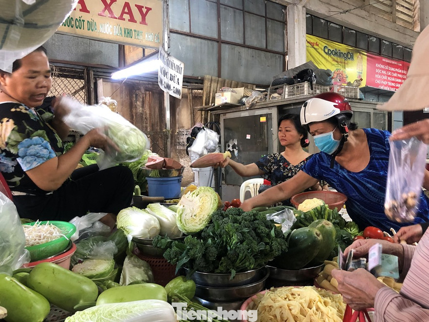 Rau củ tăng giá chóng mặt khiến bà nội trợ phải tính toán chi li khi đi chợ