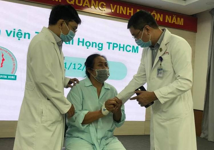 Nữ bệnh nhân đã hồi phục khỏe mạnh sau khi bác sĩ lấy mảnh xương gà nằm suốt 2 năm trong cổ họng