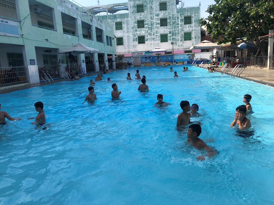 Trẻ em đi bơi cần có phụ huynh 