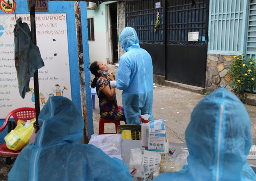 Phong toả, lấy mẫu xét nghiệm khu vực có người mắc COVID-19 tại TPHCM (ảnh: Ngô Bình)