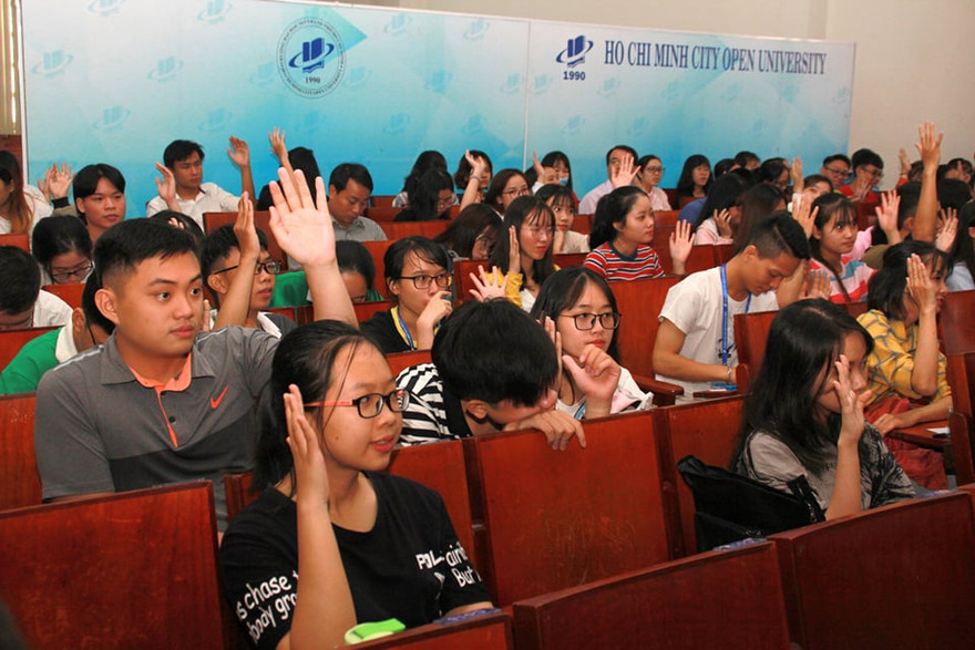 sinh viên trường ĐH Mở TPHCM hào hứng tham gia giao lưu