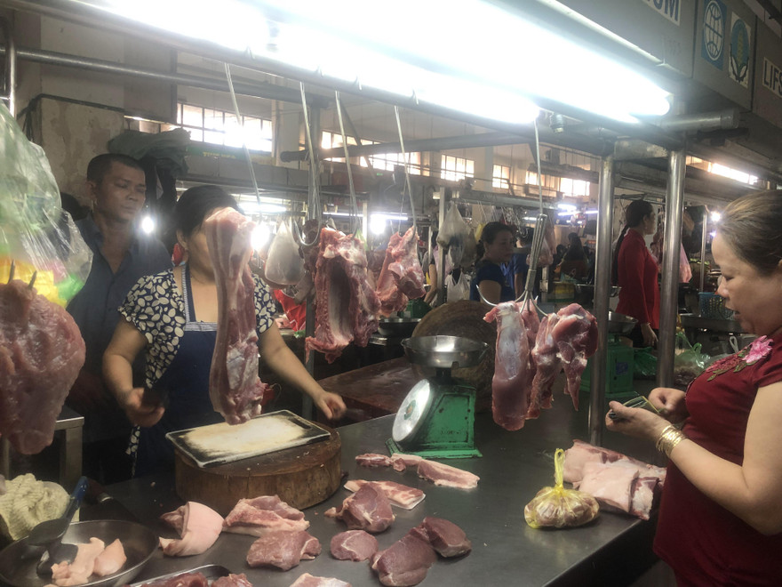 Thịt heo tăng giá chóng mặt khiến bà nội trợ lao đao