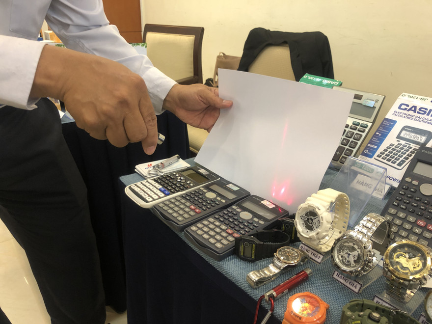 Hàng giả qua mặt người tiêu dùng bằng cách ghi sai một số hay một chữ tương tự với hàng thật