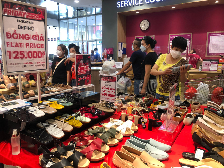 Khách hàng nhộn nhịp mua sắm ngày Black Friday