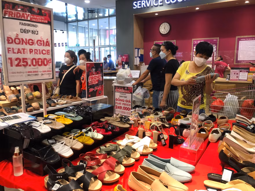 Khách hàng nhộn nhịp mua sắm ngày Black Friday