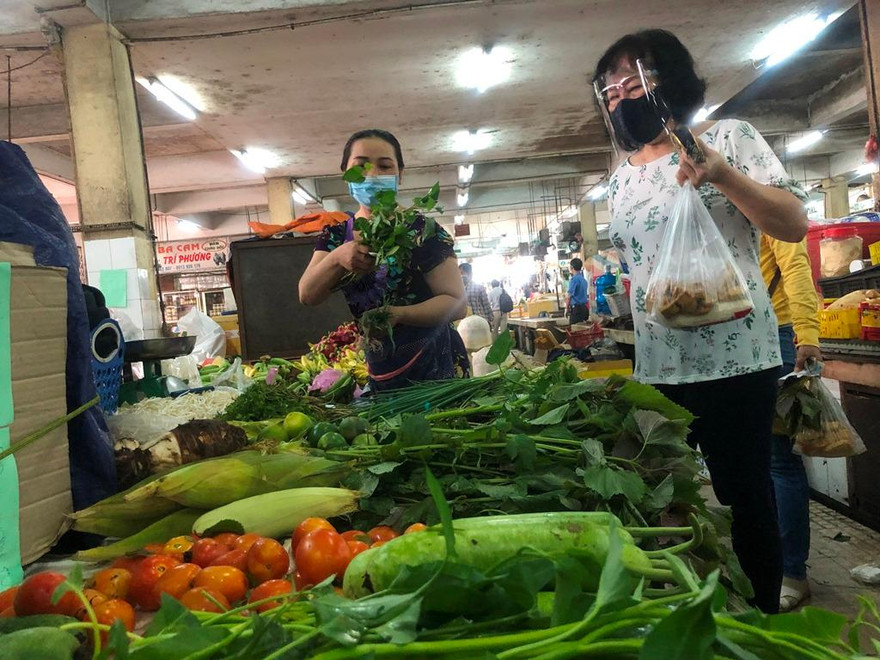 Cà chua và nhiều mặt hàng rau xanh khác có giá cao