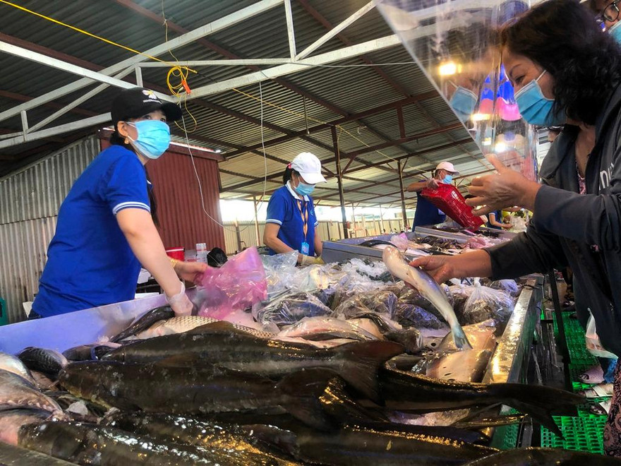 Hàng hóa về TPHCM tăng nhanh khi nhiều chợ truyền thống mở lại