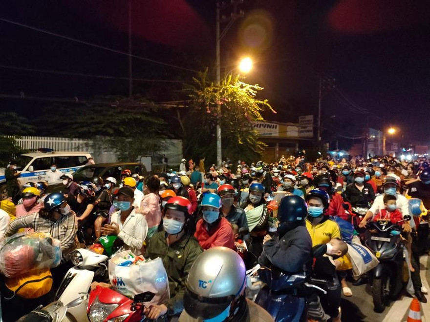 Người dân đổ về cửa ngõ TPHCM giáp ranh địa bàn tỉnh Long An (ảnh: Ngô Bình)