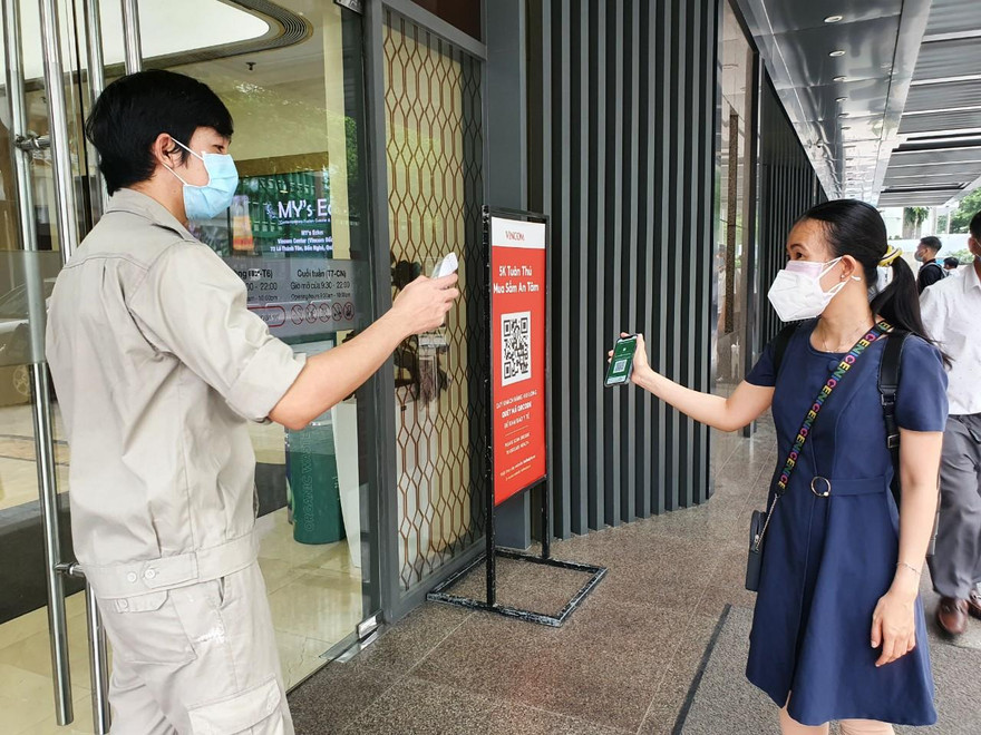 Người dân quét mã QR để đi chợ, đi siêu thị, trung tâm thương mại
