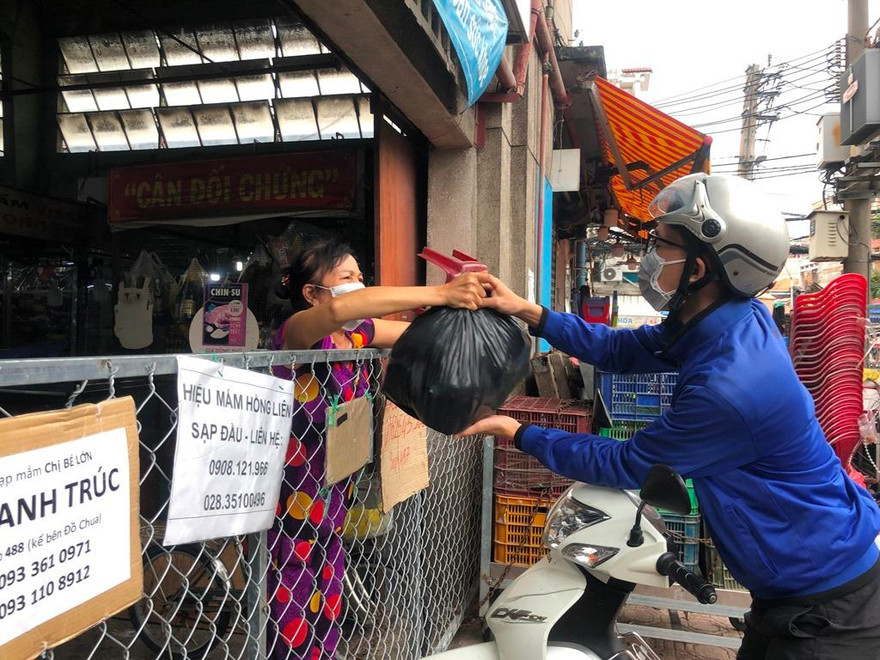 Khách mua hàng qua điện thoại