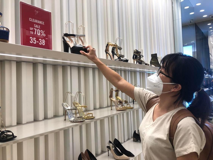 Các thương hiệu khuyến mãi sâu trong mùa mua sắm cuối năm