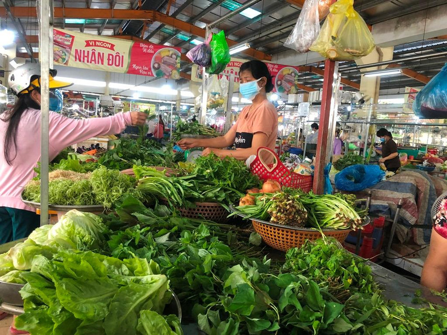 Nhiều mặt hàng rau xanh, trái cây đã tăng giá từ 5.000-10.000 đồng/kg