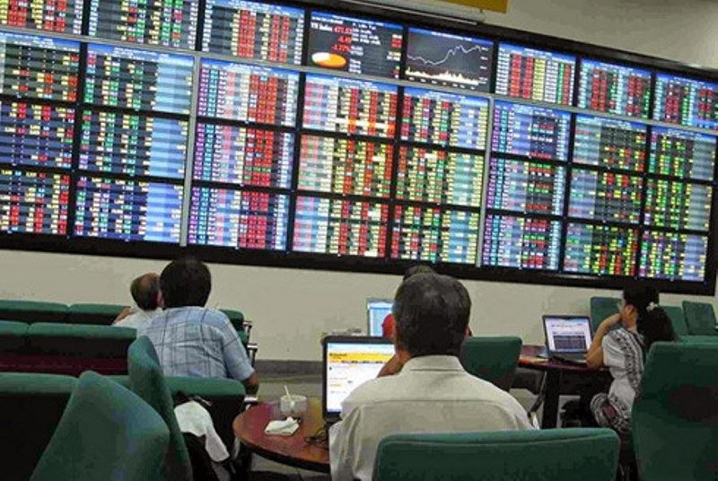 Giới đầu tư chứng khoán dè dặt chọn thời điểm mua bán thích hợp