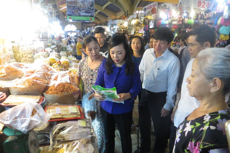 Bộ trưởng Nguyễn Thị Kim Tiến kiểm tra thực phẩm tại chợ Bến Thành(Q.1)
