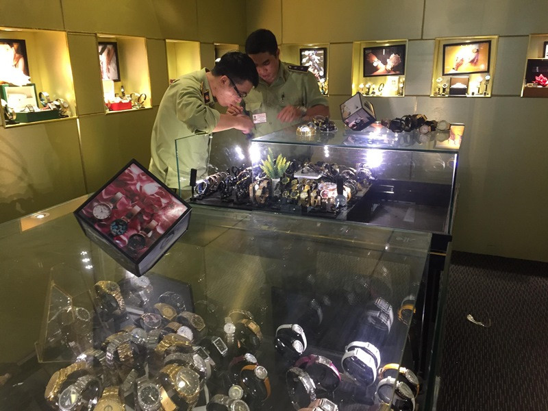 Cơ quan chức năng vẫn đang kiểm đếm số đồng hồ nghi giả, lậu