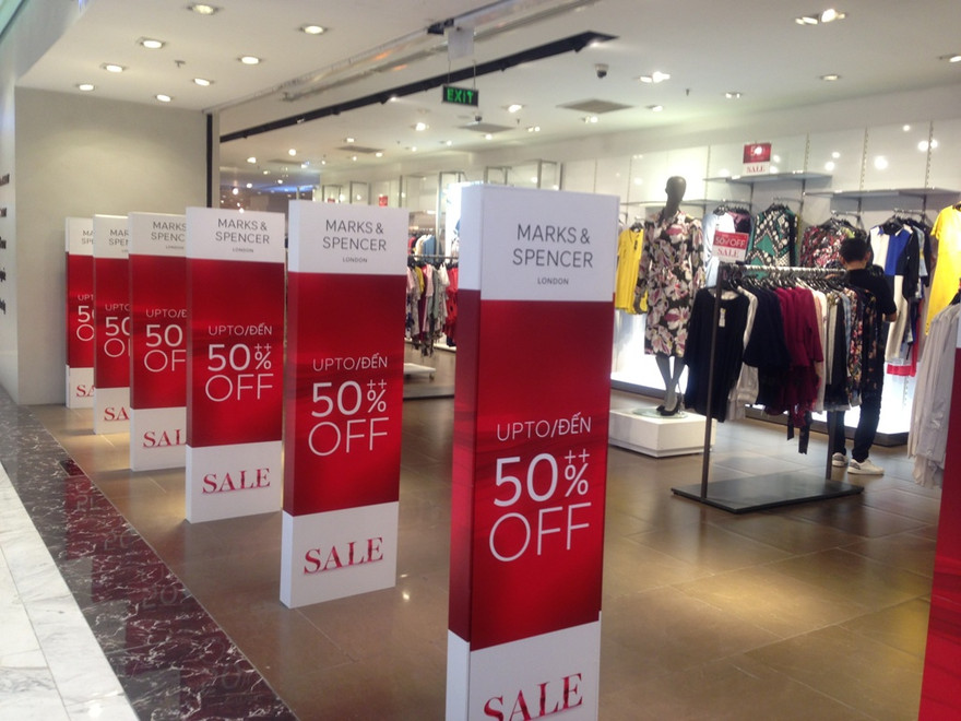 Nhiều cửa hàng treo bảng giảm giá dịp Black Friday