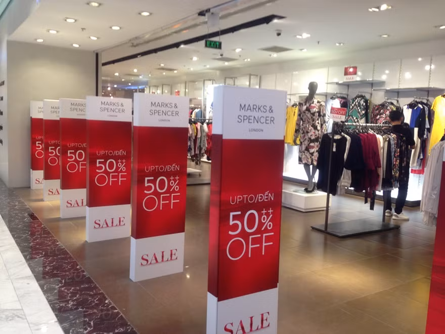 Nhiều cửa hàng treo bảng giảm giá dịp Black Friday