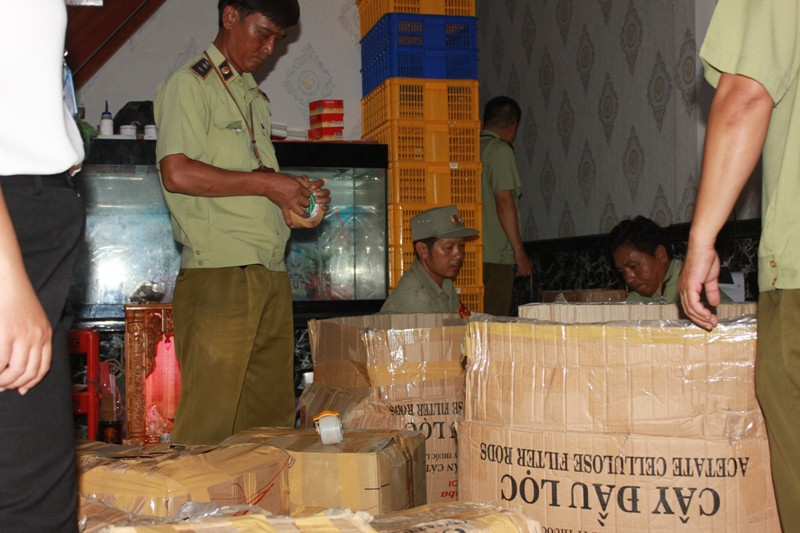 Cơ quan chức năng đang niêm phong lô mỹ phẩm nghi dỏm