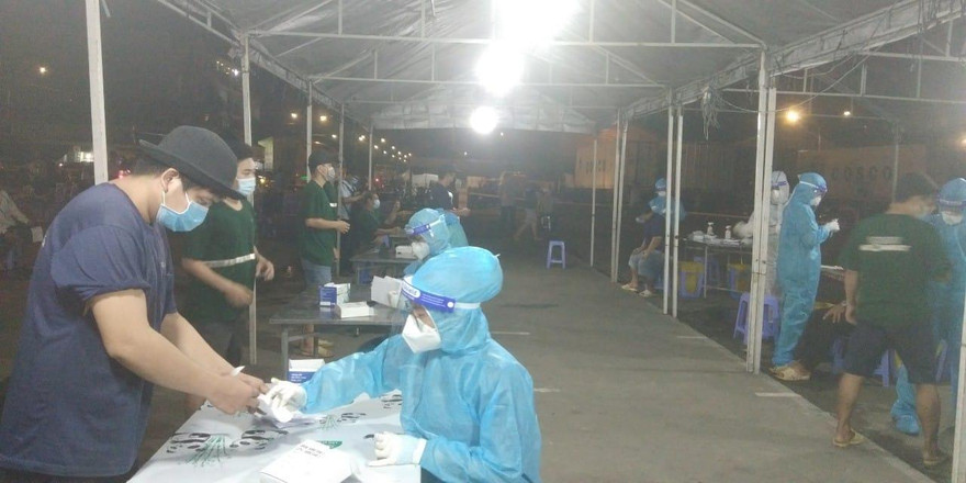 TPHCM lấy mẫu xét nghiệm COVID-19 (ảnh: HCDC)