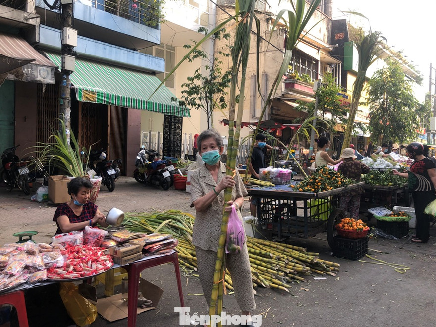 Người dân mua mía với ý nghĩa bác thang cho ông Táo lên trời