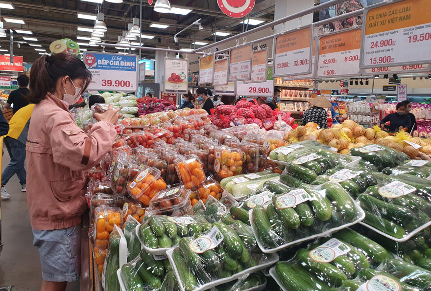 Hàng hóa đầy ăm ắp, người dân tha hồ mua sắm