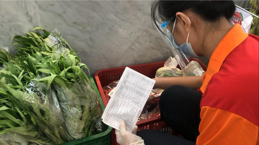 Nhân viên siêu thị soạn hàng theo combo cho đơn hàng từ các phường gửi đến