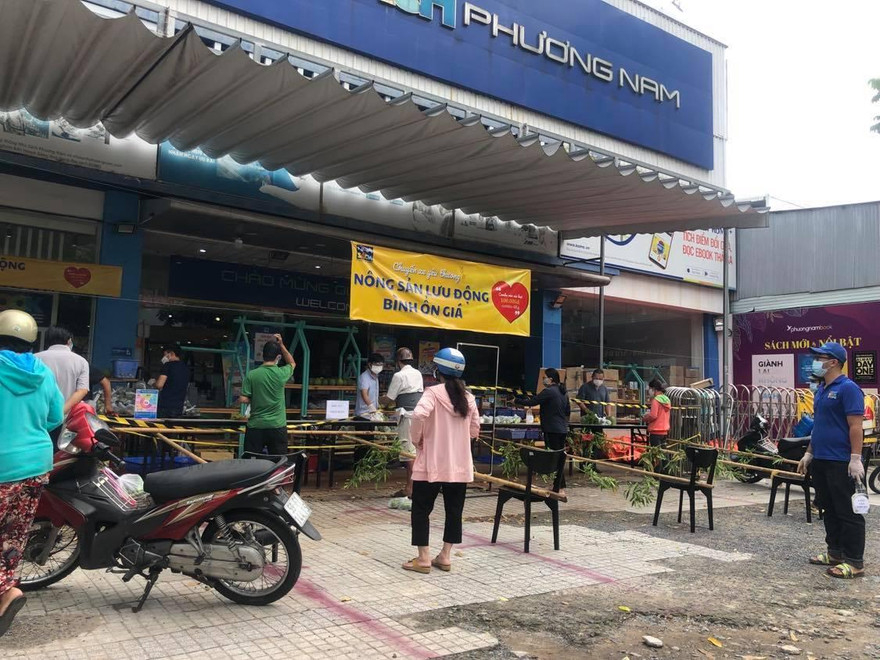 Một điểm bán rau củ theo combo chỉ 100.000 đồng/4kg