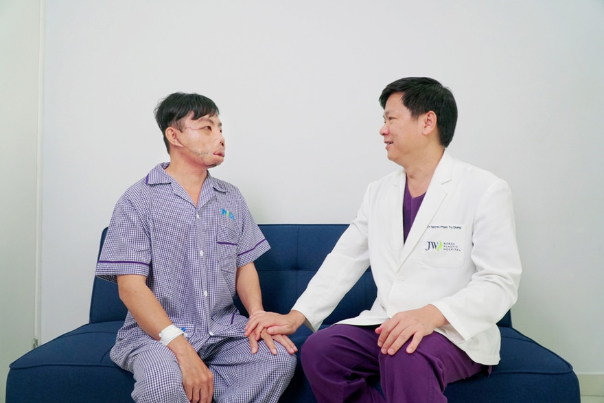 Anh Lê Văn Mến (trái) đã có gương mặt bình thường như bao người 