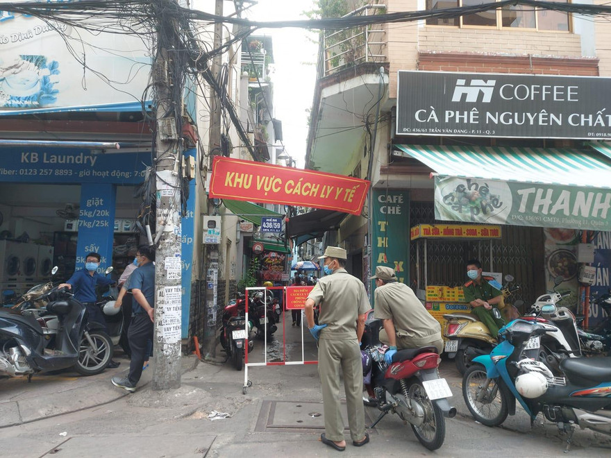 Phong tỏa con hẻm ở quận 3 do có người mắc COVID-19 (ảnh: HCDC)