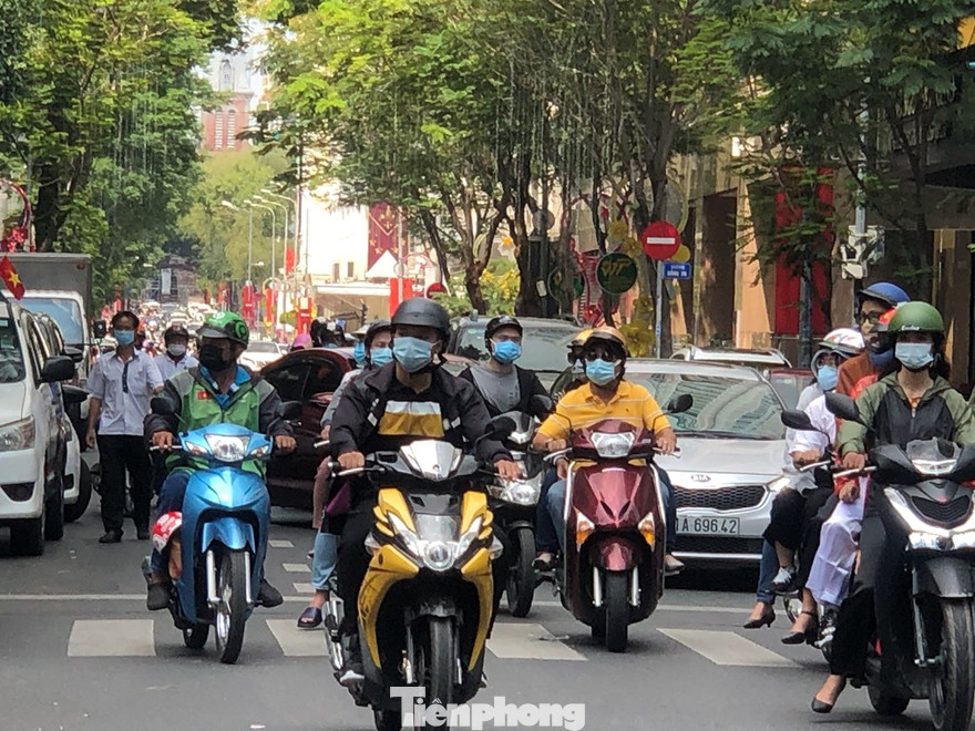 Sài Gòn nhộn nhịp trưa Mùng 1 Tết, dân đeo khẩu trang kín mít đi lễ chùa đầu năm