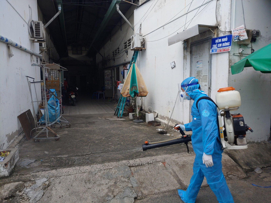 Phun xịt khử khuẩn nơi ở có người mắc COVID-19 (ảnh: HCDC)
